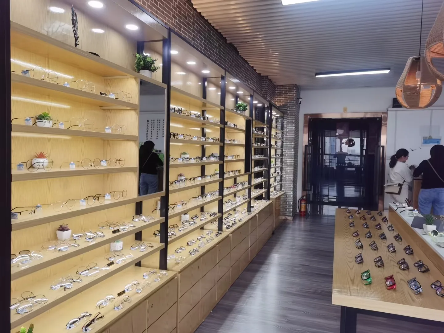 Showroom mit Brillenmustern für Geschäftskunden